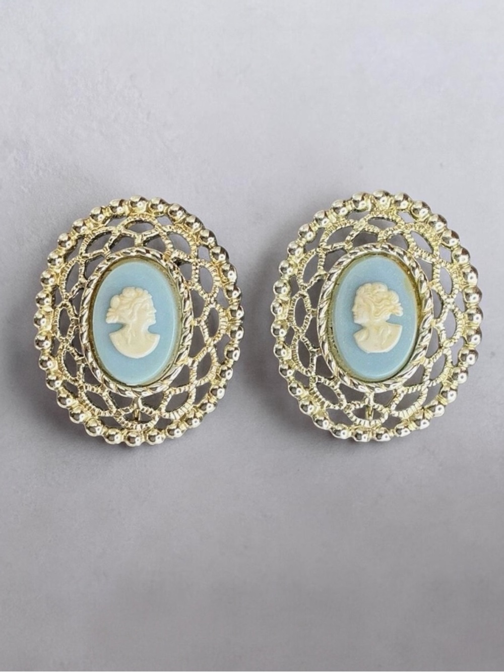 Vintage Sarah Coventry Blue & White Enamel Cameo Oval Clip On Earrings